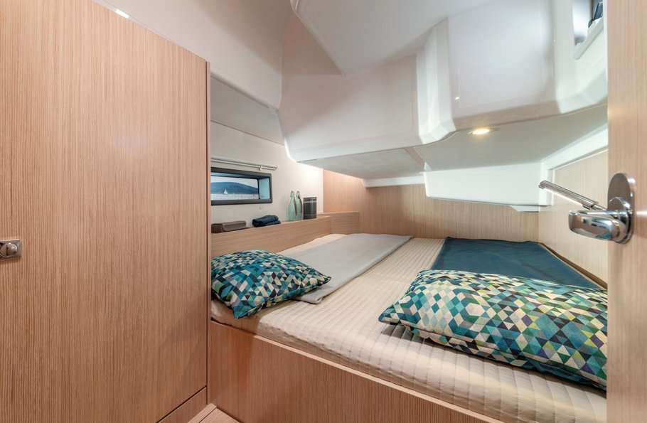 Bavaria C42 — photo 9