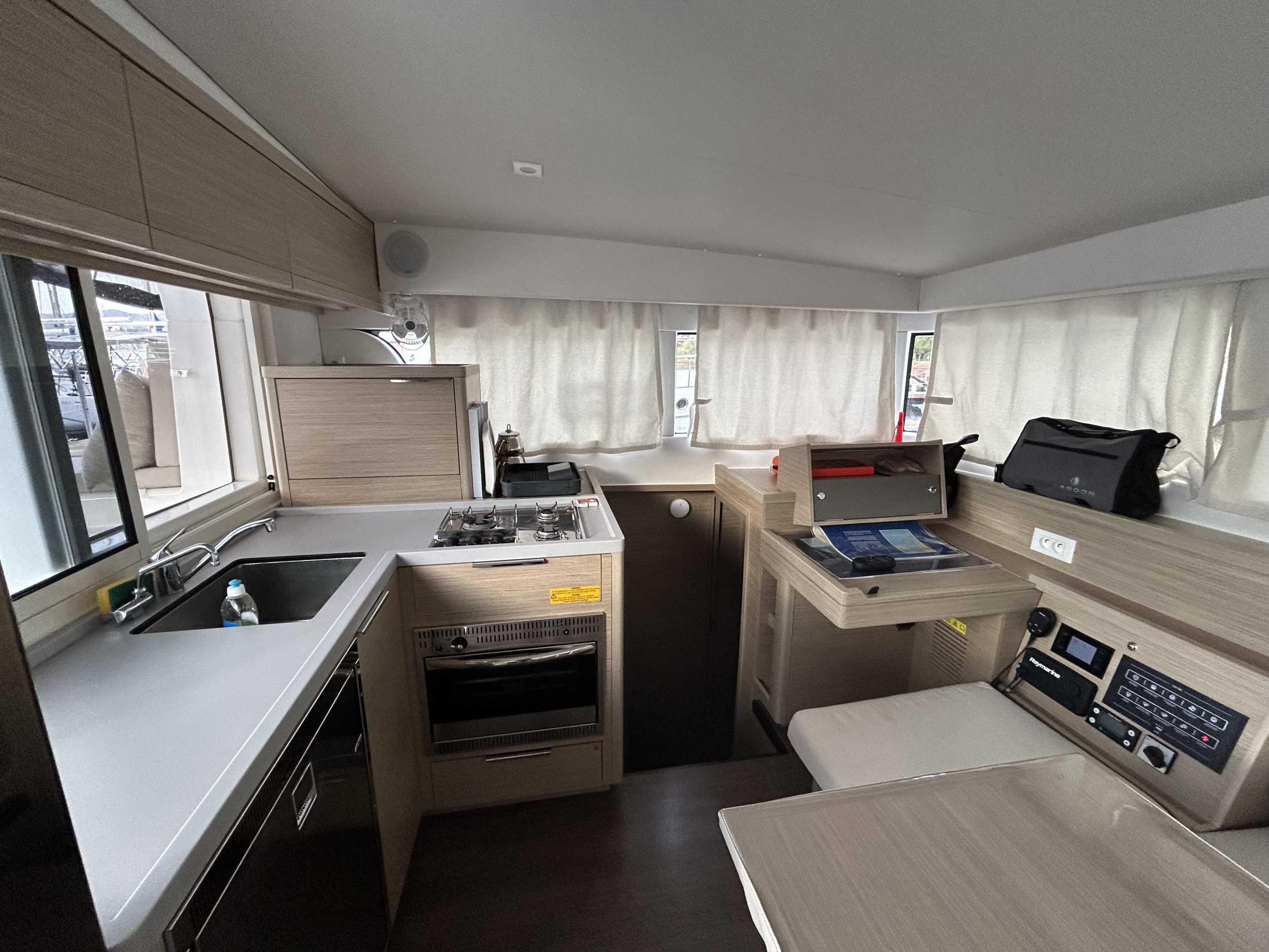 Lagoon 40 - 4 + 2 cab — photo 16