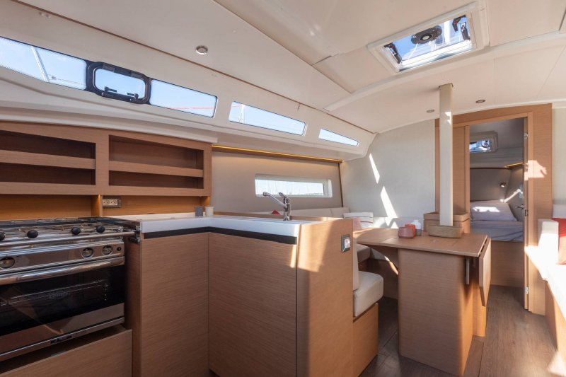 Sun Odyssey 380 - 2 cab. — photo 8