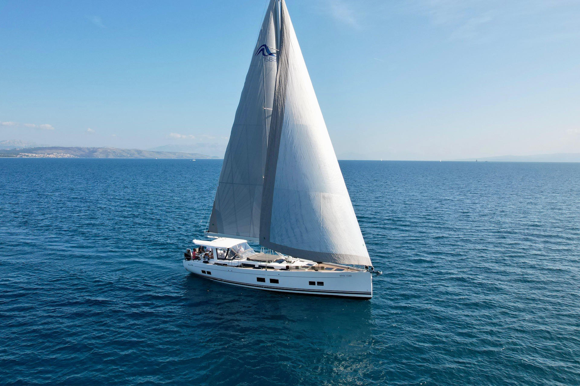 Hanse 588 - 3 + 1 cab. — photo 21