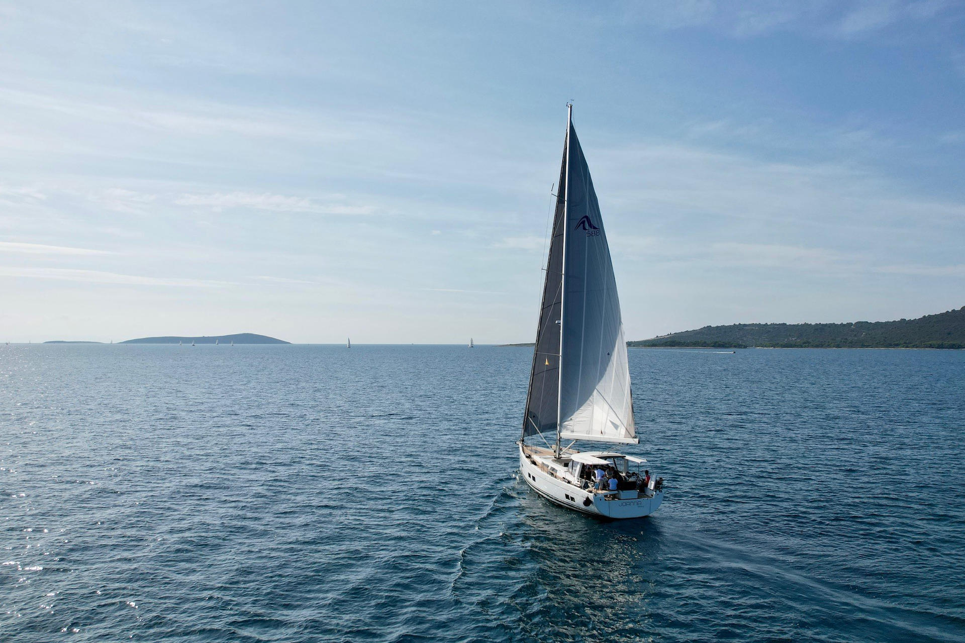 Hanse 588 - 3 + 1 cab. — photo 25