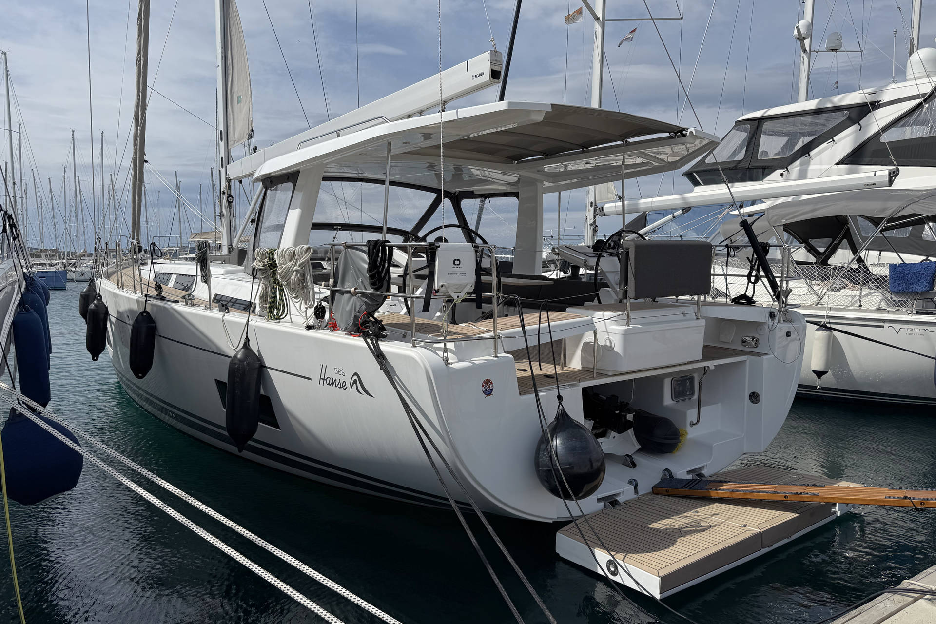 Hanse 588 - 3 + 1 cab. — photo 35