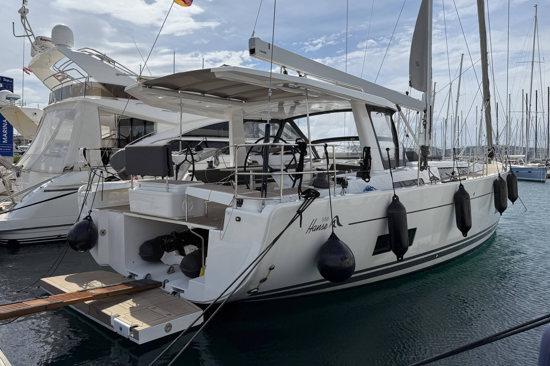 Hanse 588 - 3 + 1 cab. — photo 36