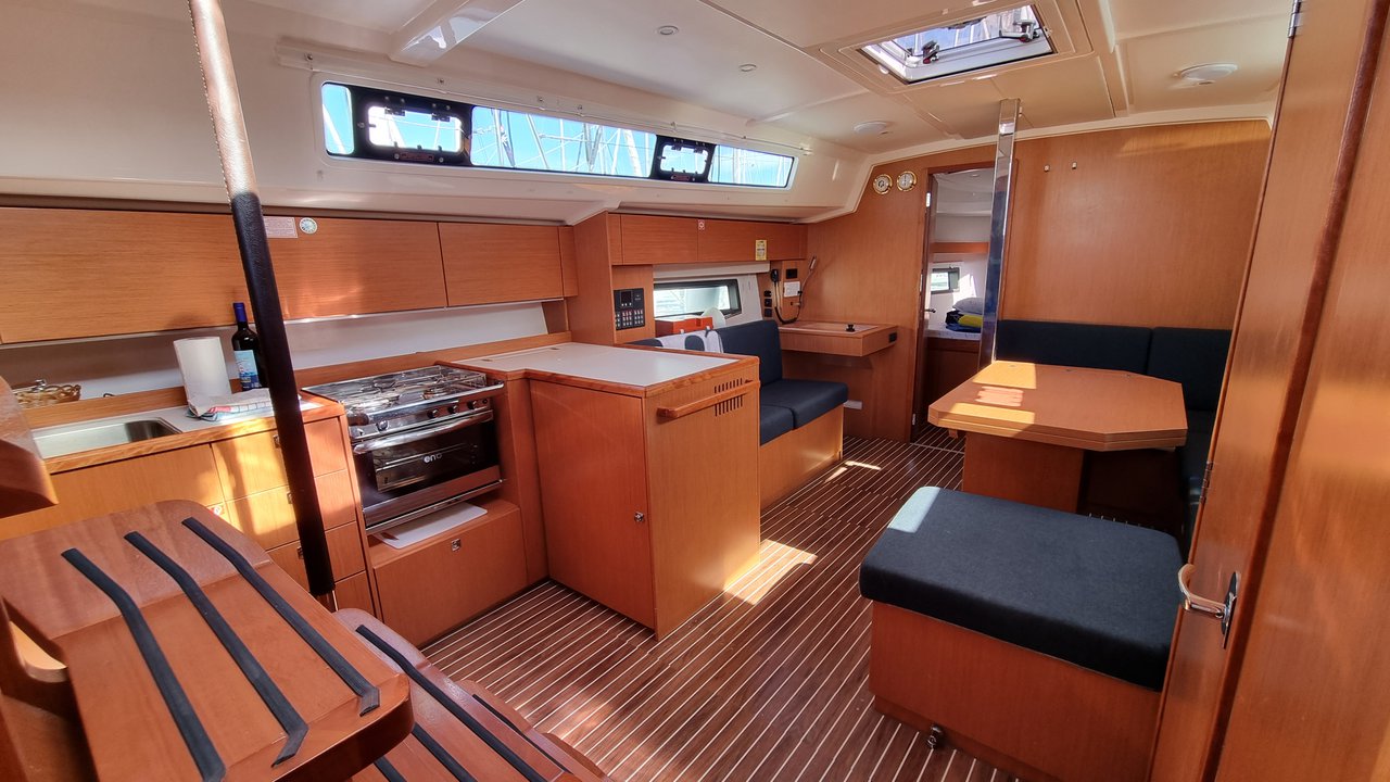 Bavaria C42 — photo 6