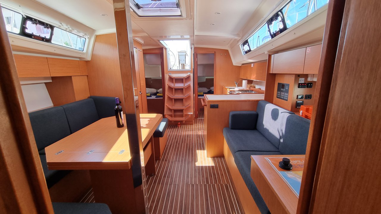 Bavaria C42 — photo 11
