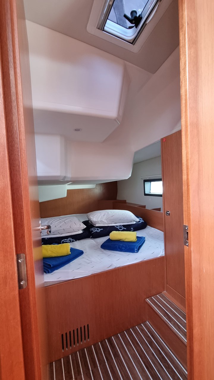 Bavaria C42 — photo 12