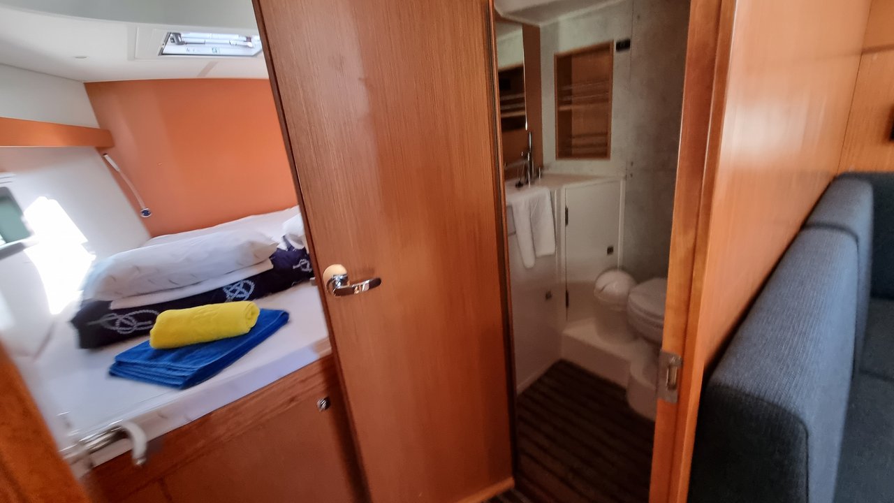 Bavaria C42 — photo 16