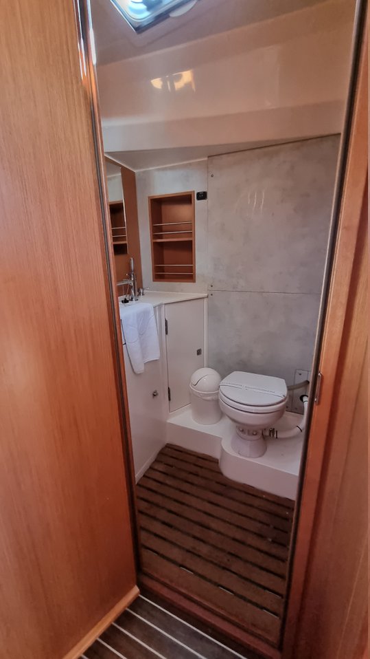 Bavaria C42 — photo 18