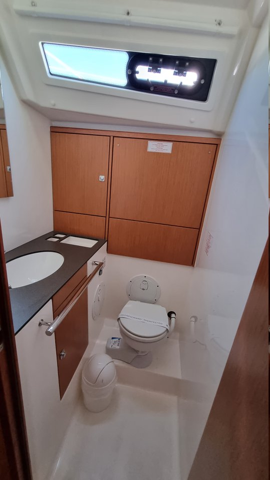Bavaria C42 — photo 19