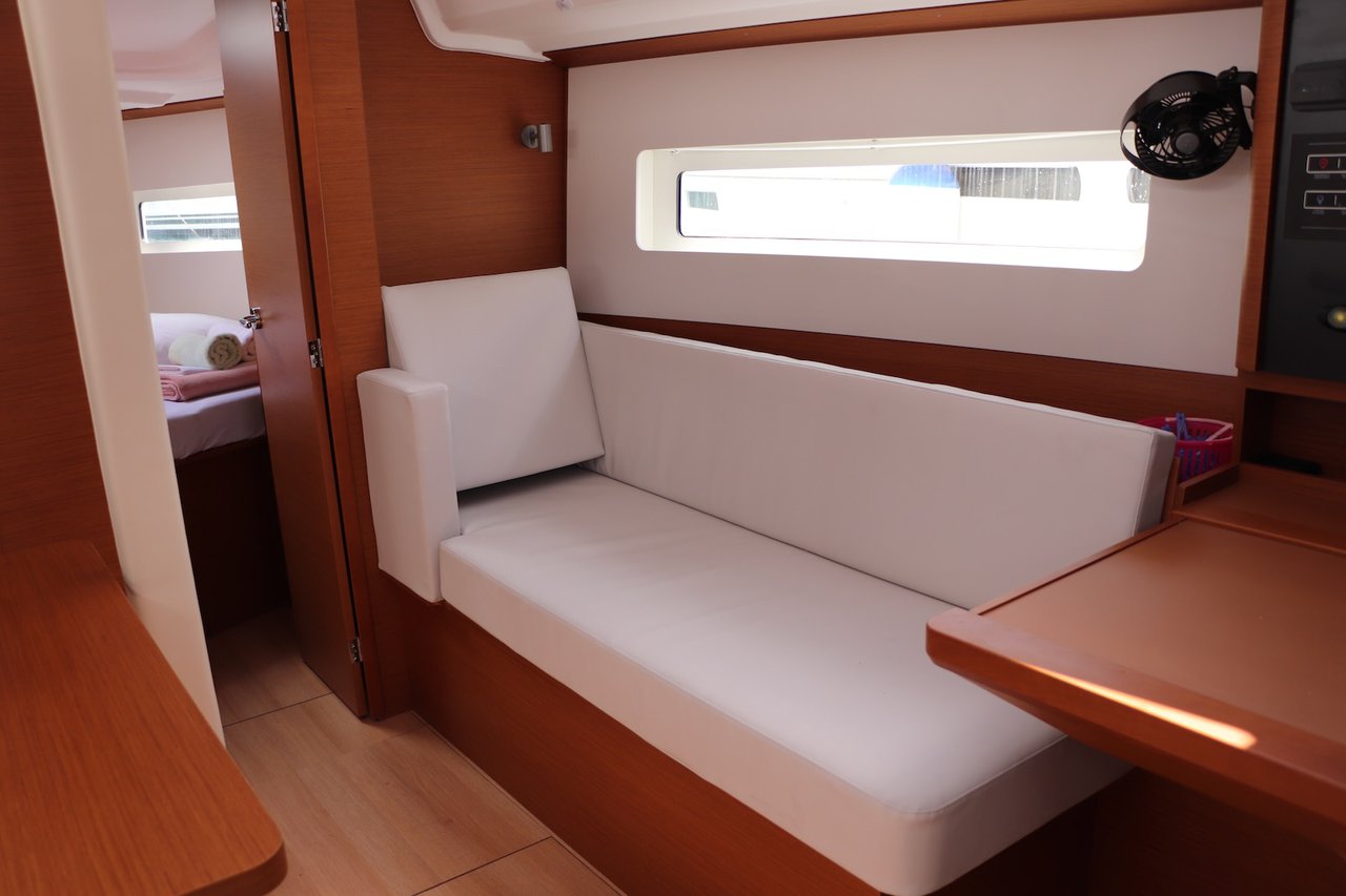 Sun Odyssey 380 - 3 cab. — photo 8