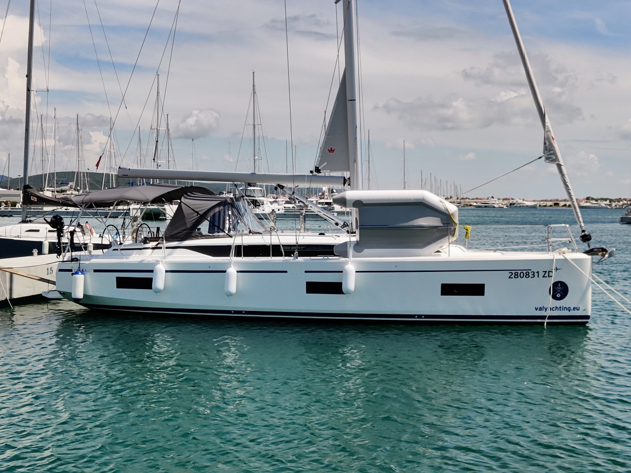 Bavaria C42 — photo 9
