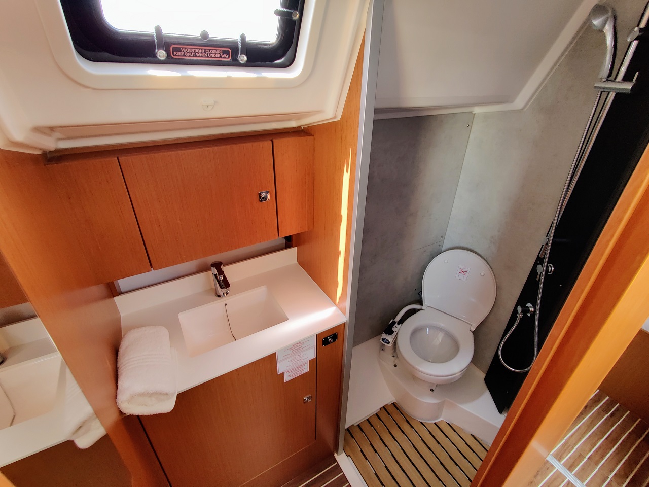 Bavaria C42 — photo 5