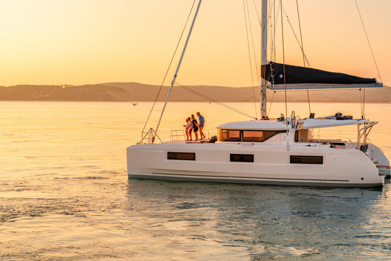 Lagoon 46 - 4 + 2 cab. — photo 1