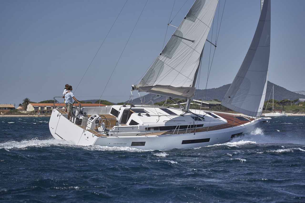 Sun Odyssey 440 - 4 cab. — photo 1
