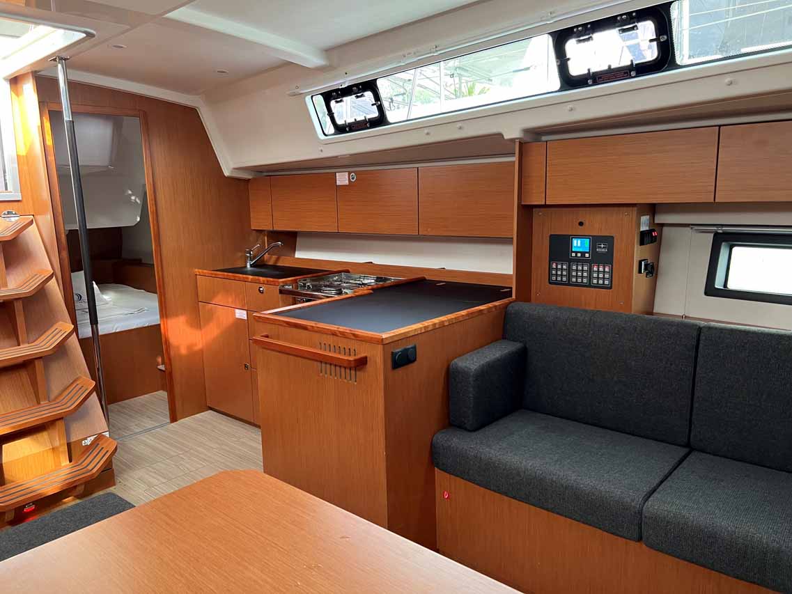 Bavaria C42 — photo 10