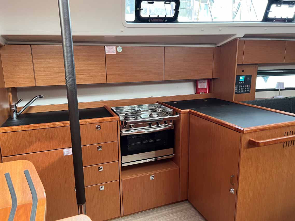 Bavaria C42 — photo 11