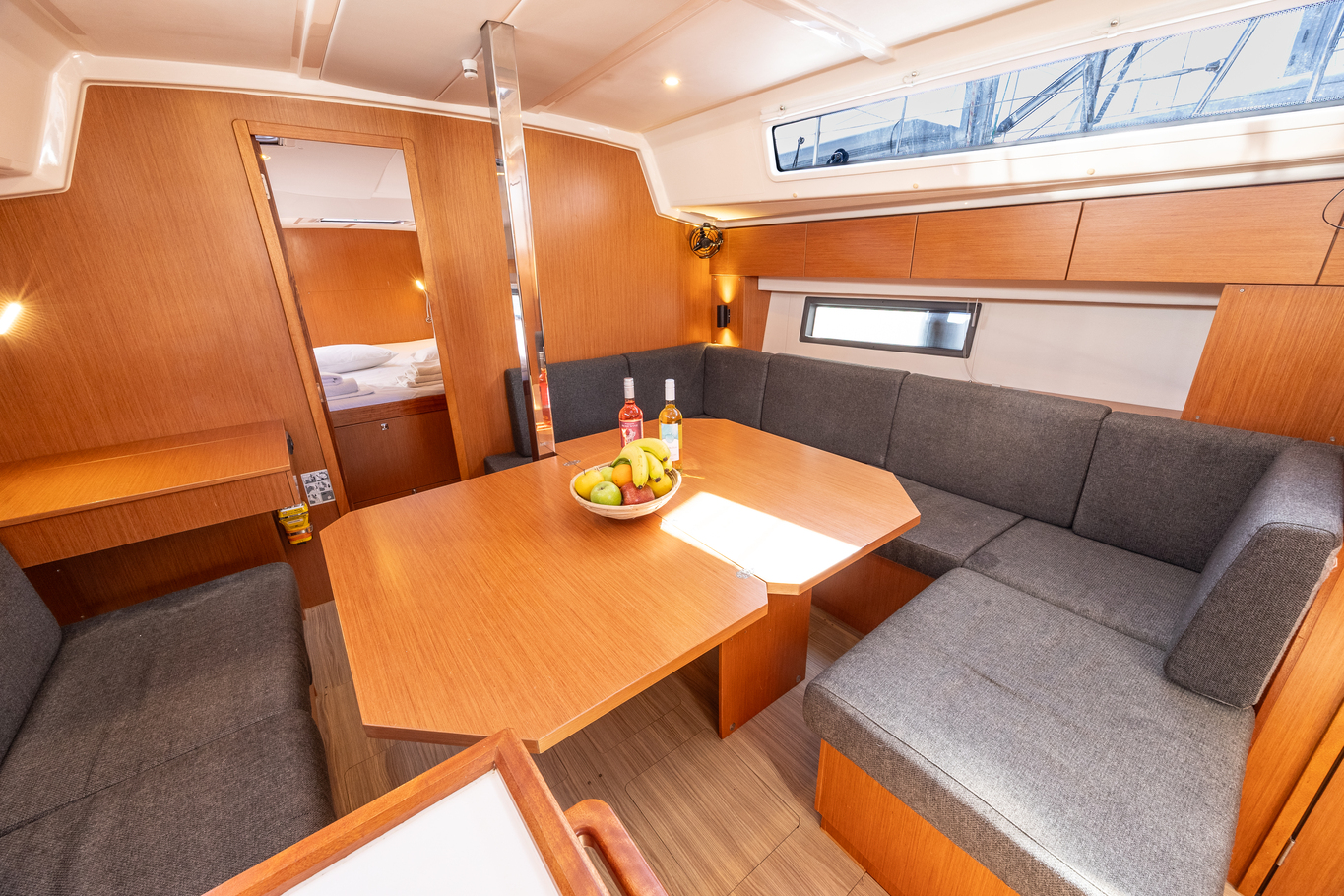 Bavaria C42 — photo 10