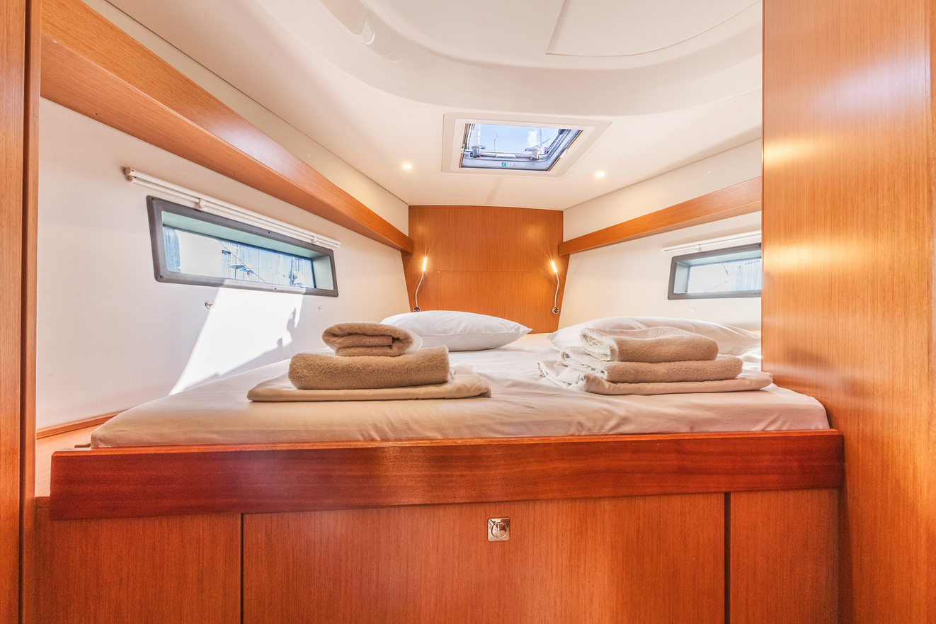 Bavaria C42 — photo 12