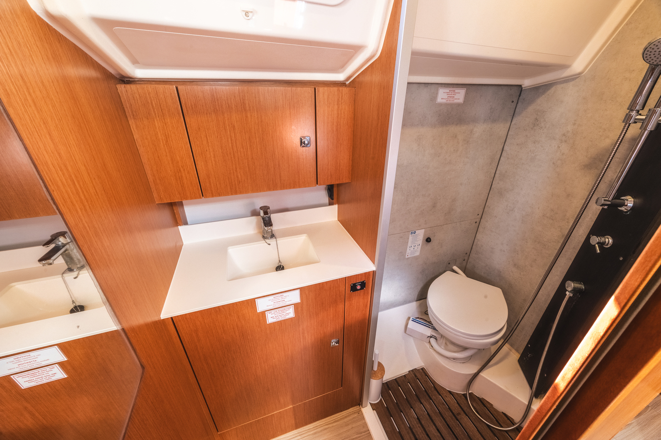 Bavaria C42 — photo 14