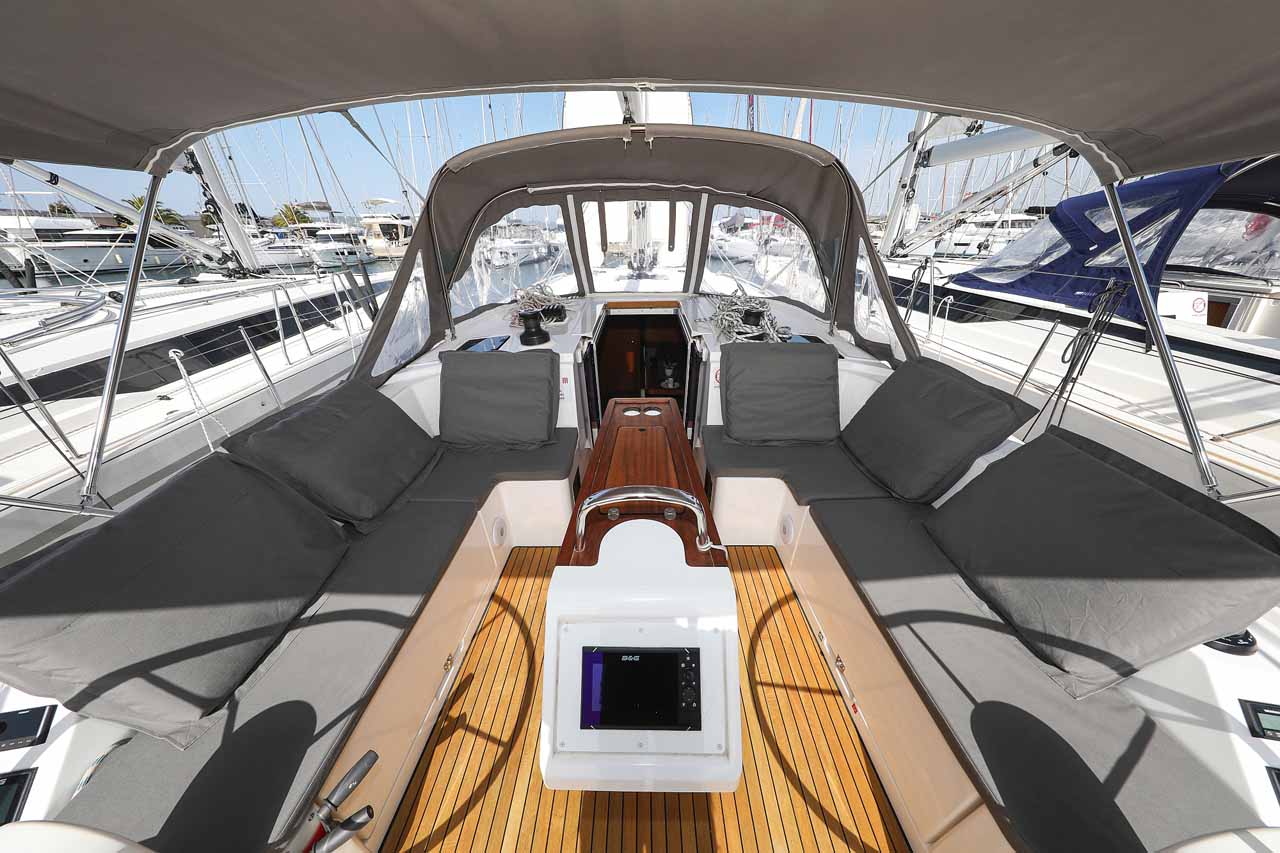 Bavaria C42 — photo 8