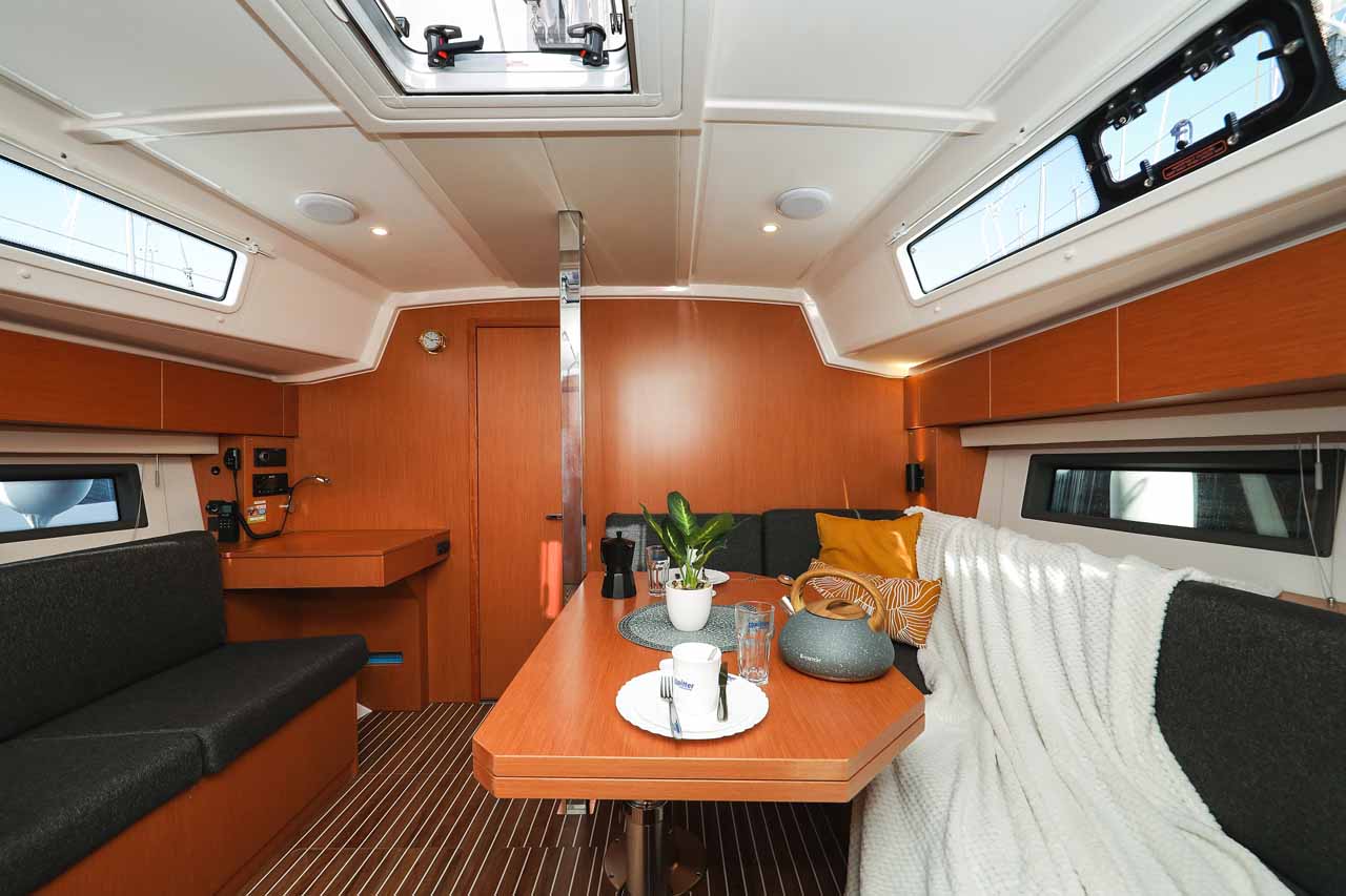 Bavaria C42 — photo 11