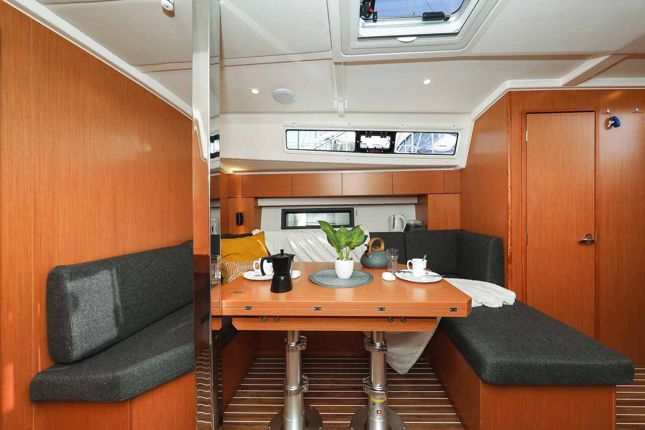 Bavaria C42 — photo 12