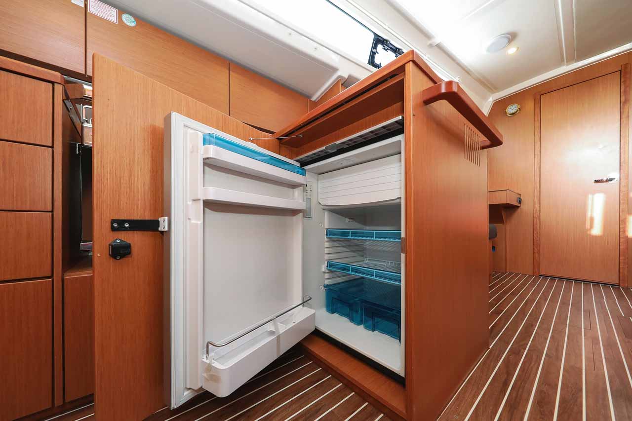 Bavaria C42 — photo 17