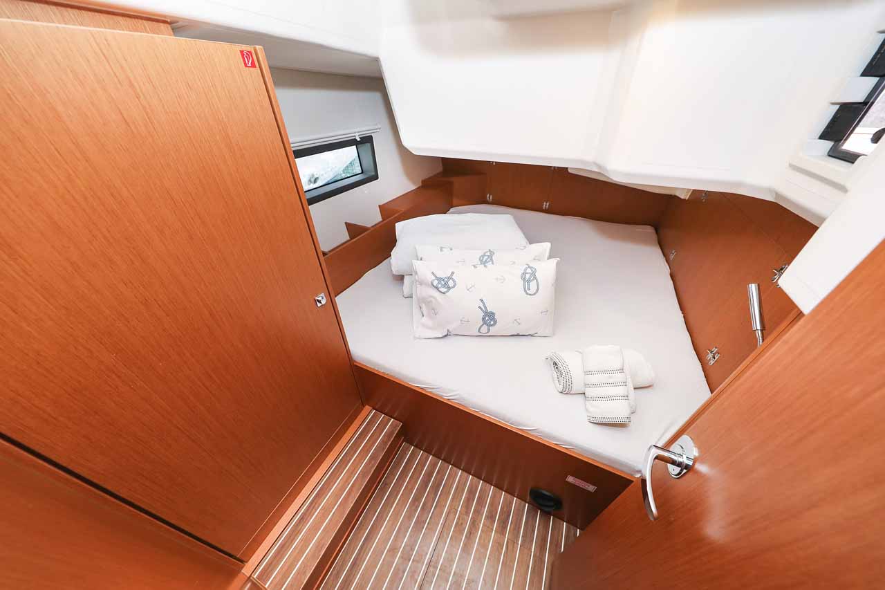 Bavaria C42 — photo 21