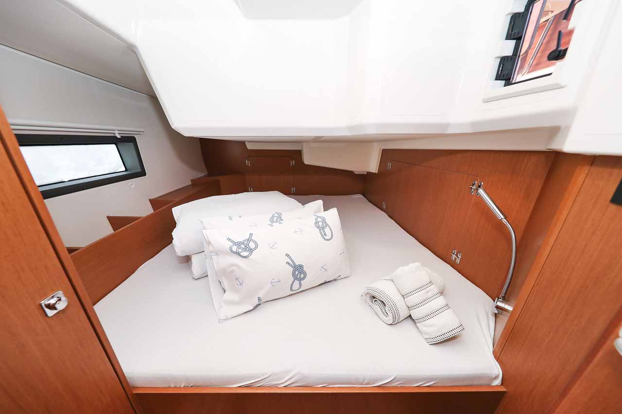 Bavaria C42 — photo 22