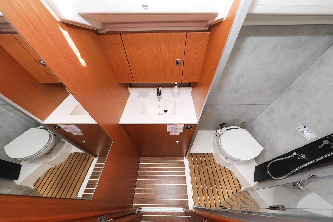 Bavaria C42 — photo 27