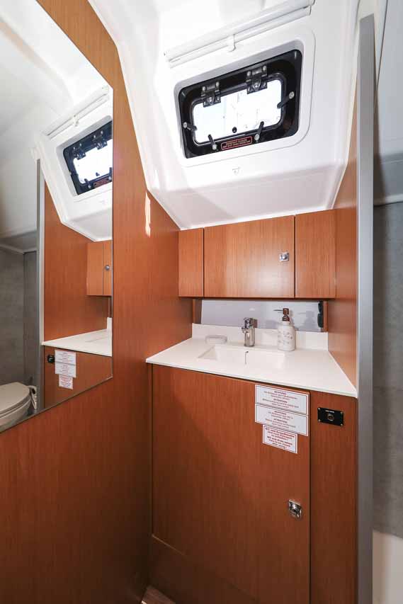 Bavaria C42 — photo 28