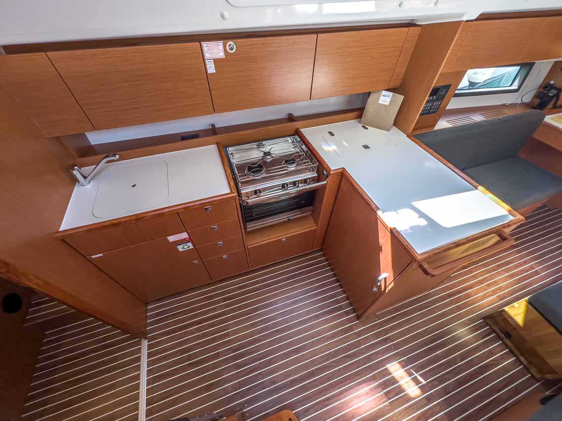 Bavaria C42 — photo 12