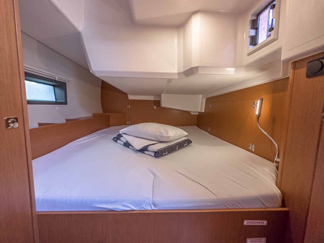 Bavaria C42 — photo 14
