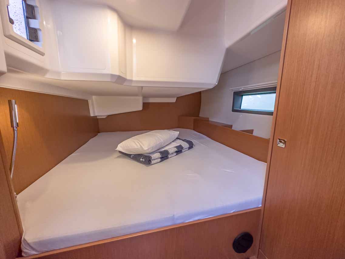 Bavaria C42 — photo 15