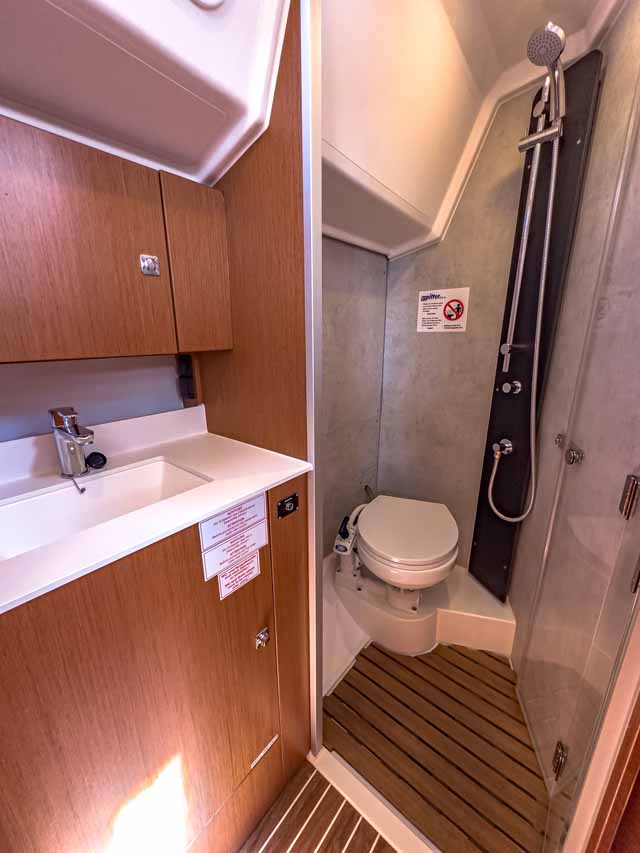 Bavaria C42 — photo 17