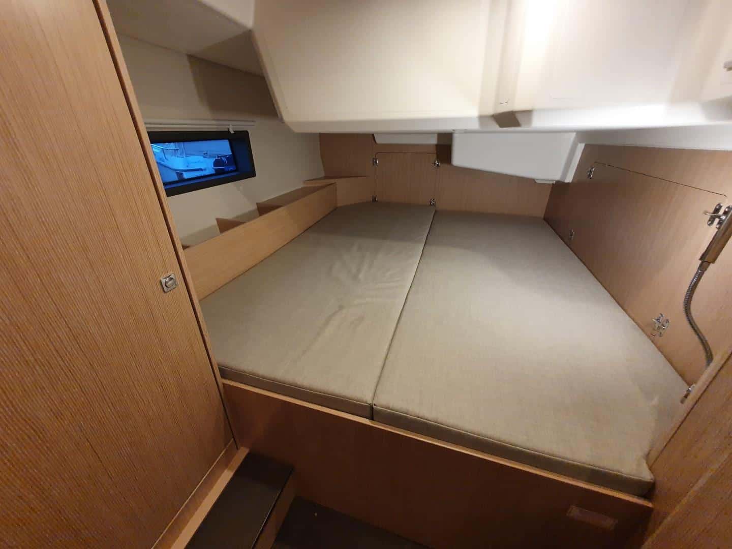 Bavaria C42 — photo 13