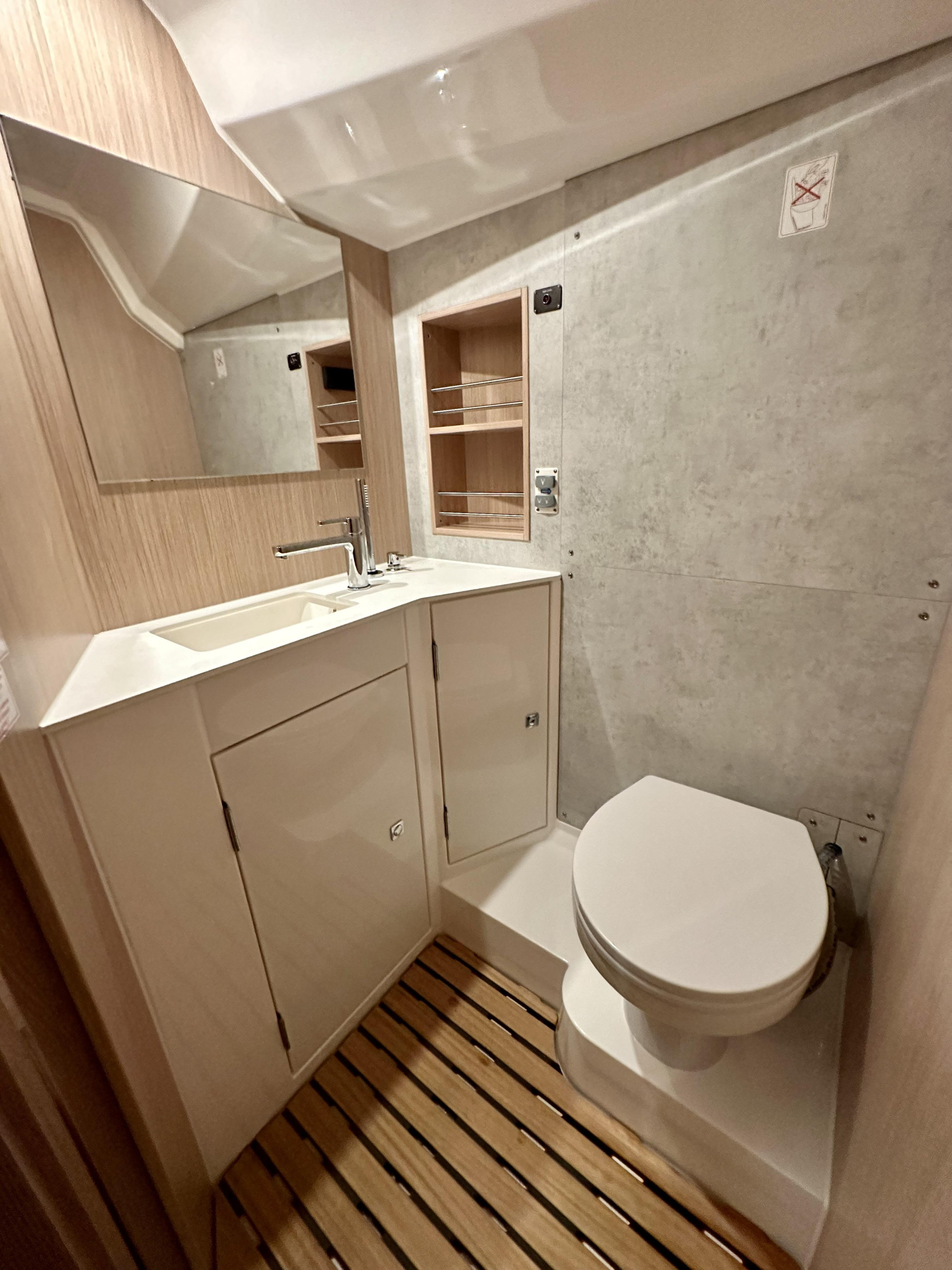 Bavaria C42 — photo 15