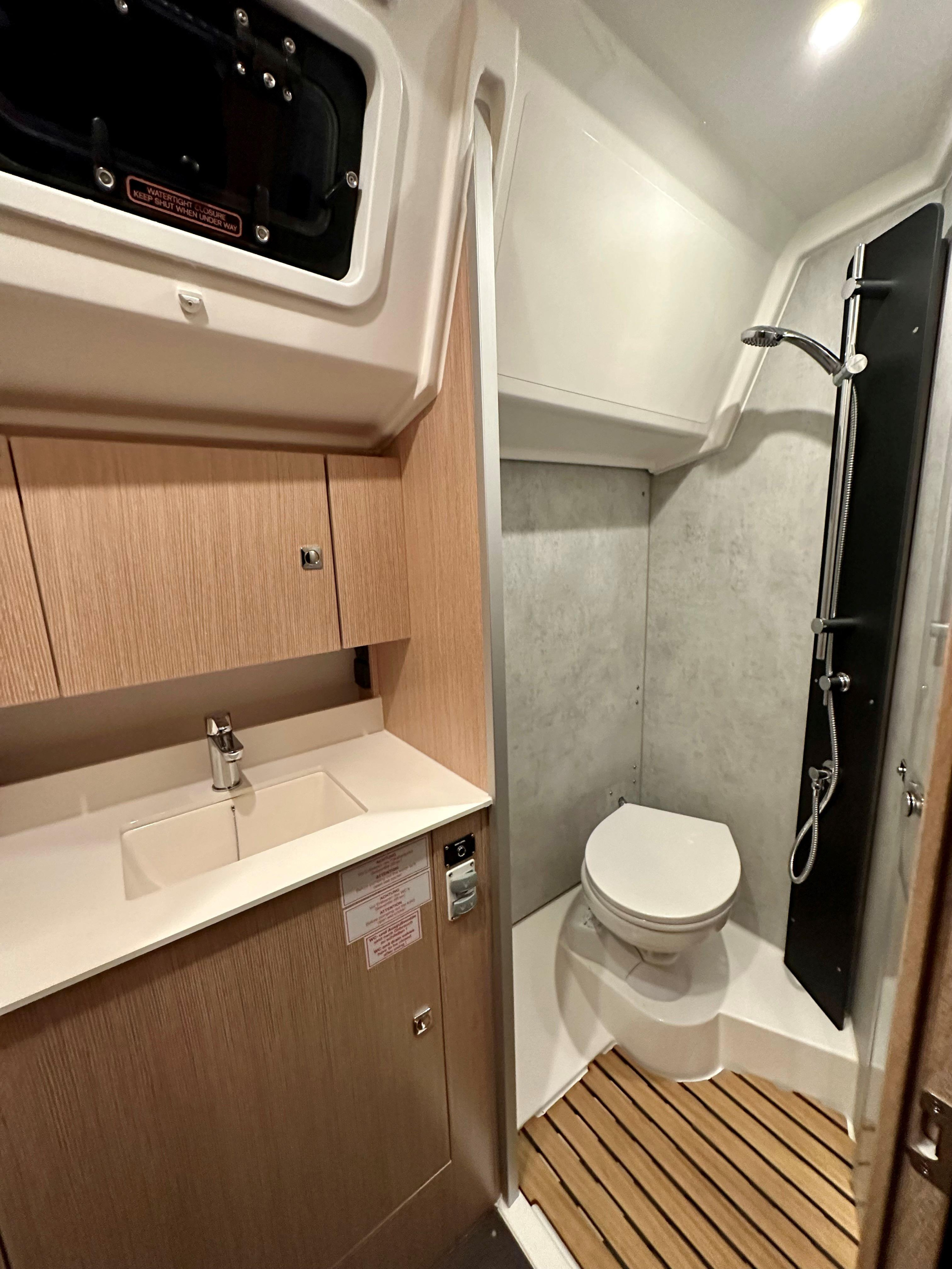 Bavaria C42 — photo 16