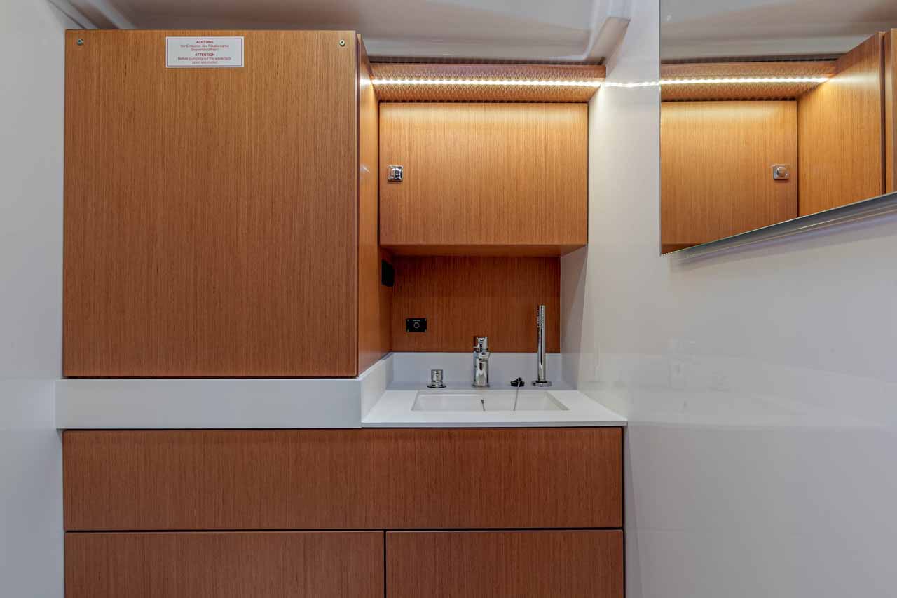 Bavaria C45 - 4 cab. — photo 23
