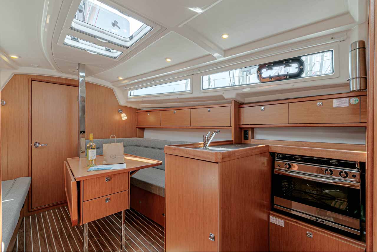 Bavaria Cruiser 34 — photo 12