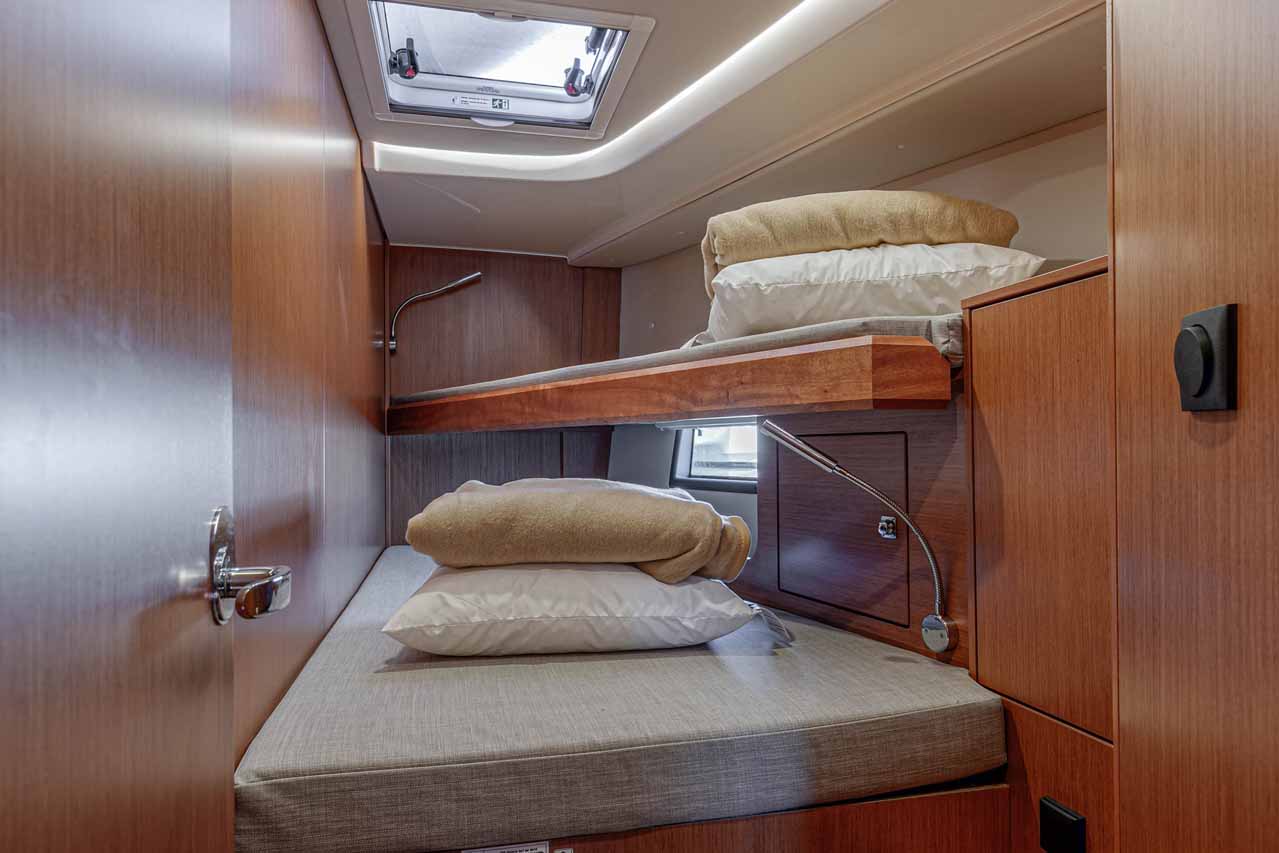 Bavaria C45 - 4 cab. — photo 16