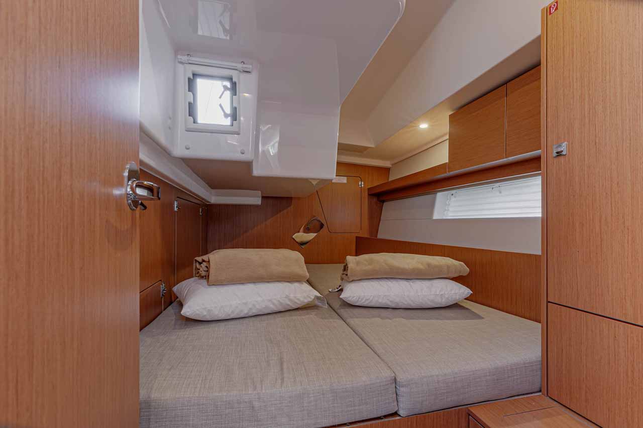 Bavaria C45 - 4 cab. — photo 18