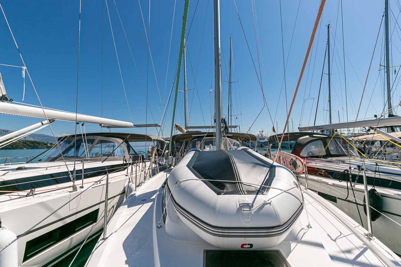 Bavaria C42 — photo 3