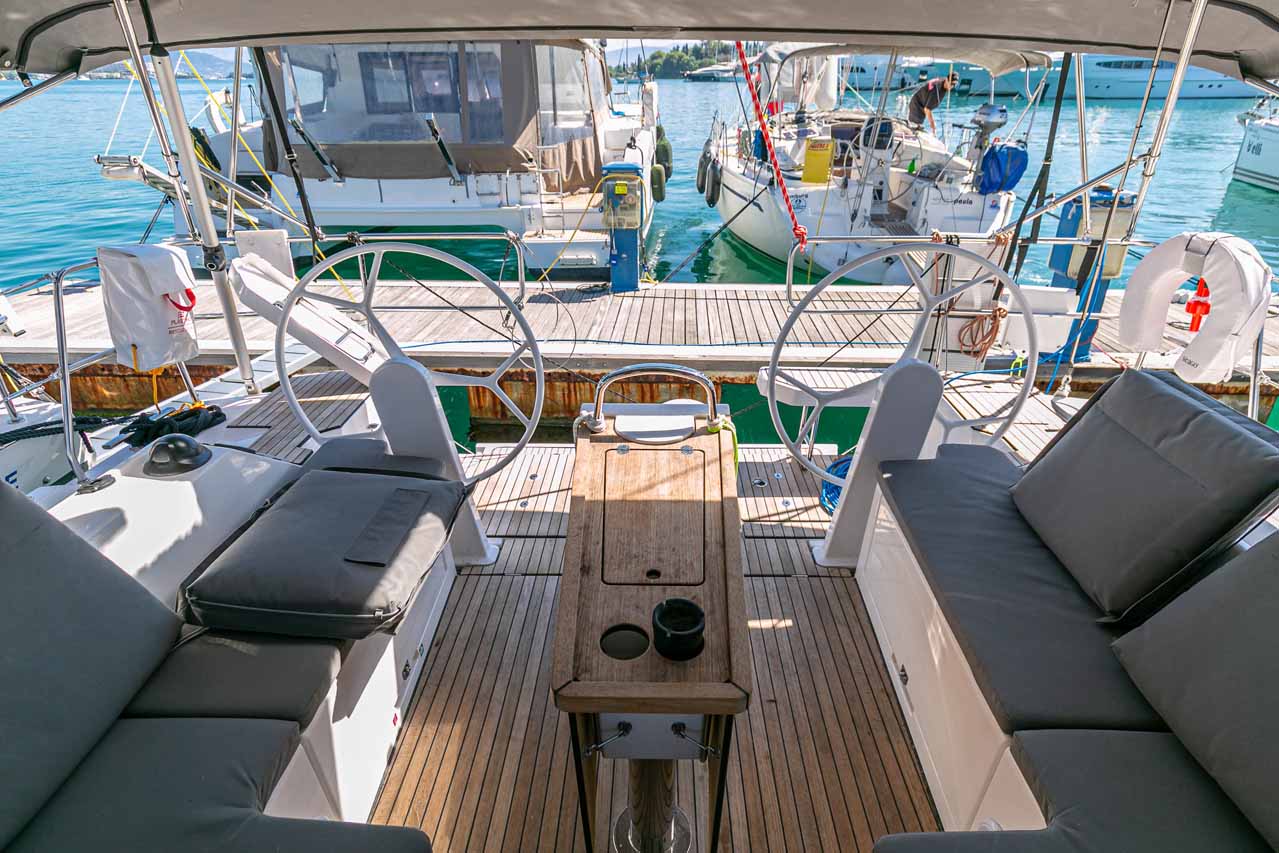 Bavaria C42 — photo 10
