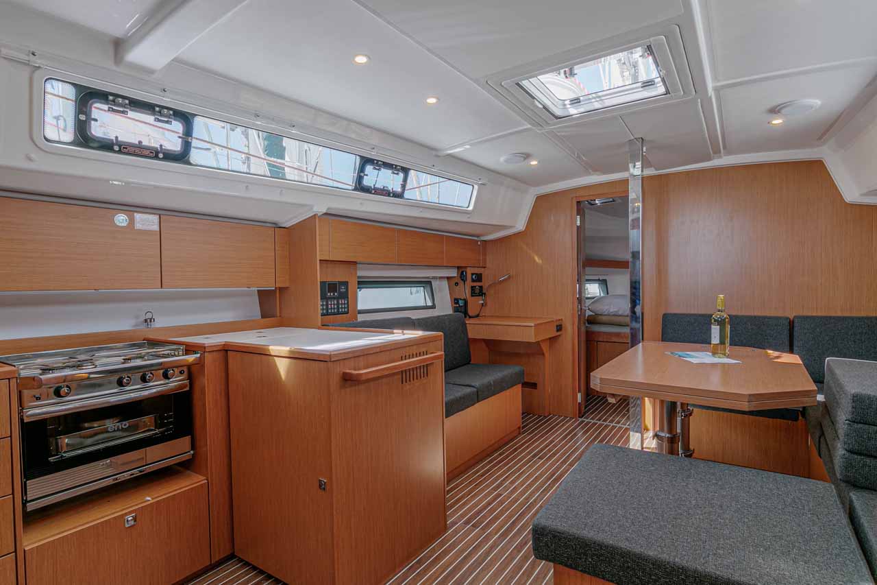 Bavaria C42 — photo 11