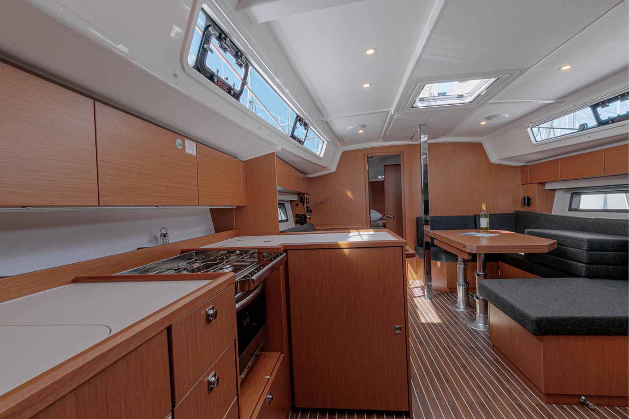 Bavaria C42 — photo 12