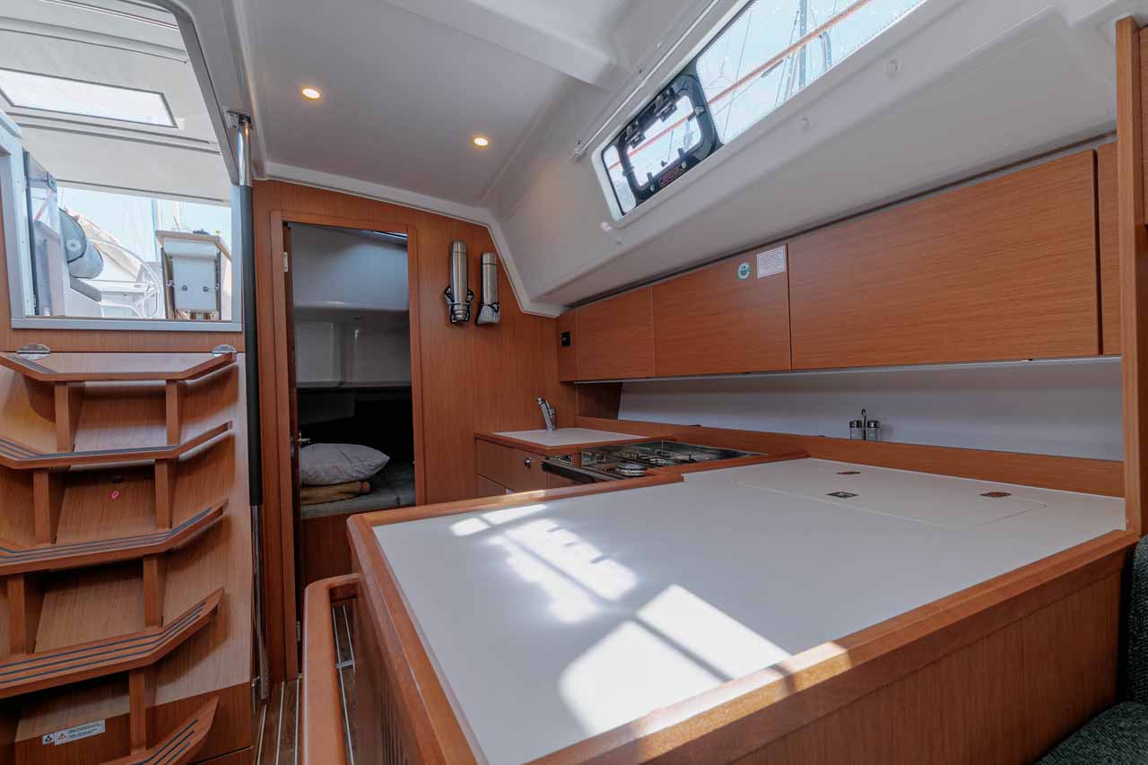 Bavaria C42 — photo 13