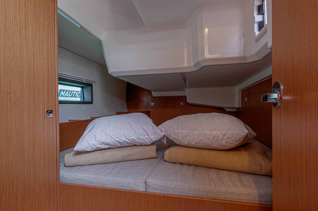 Bavaria C42 — photo 17