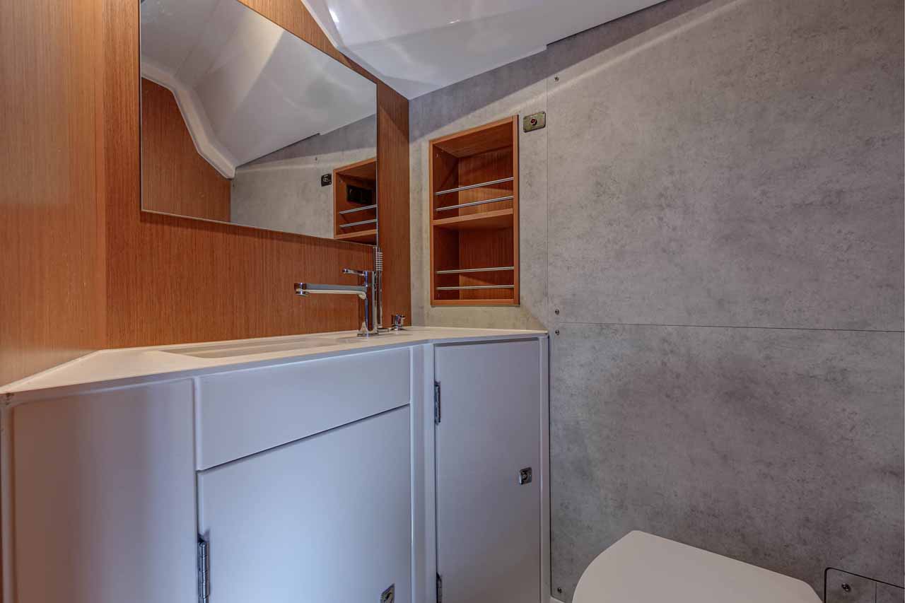 Bavaria C42 — photo 19