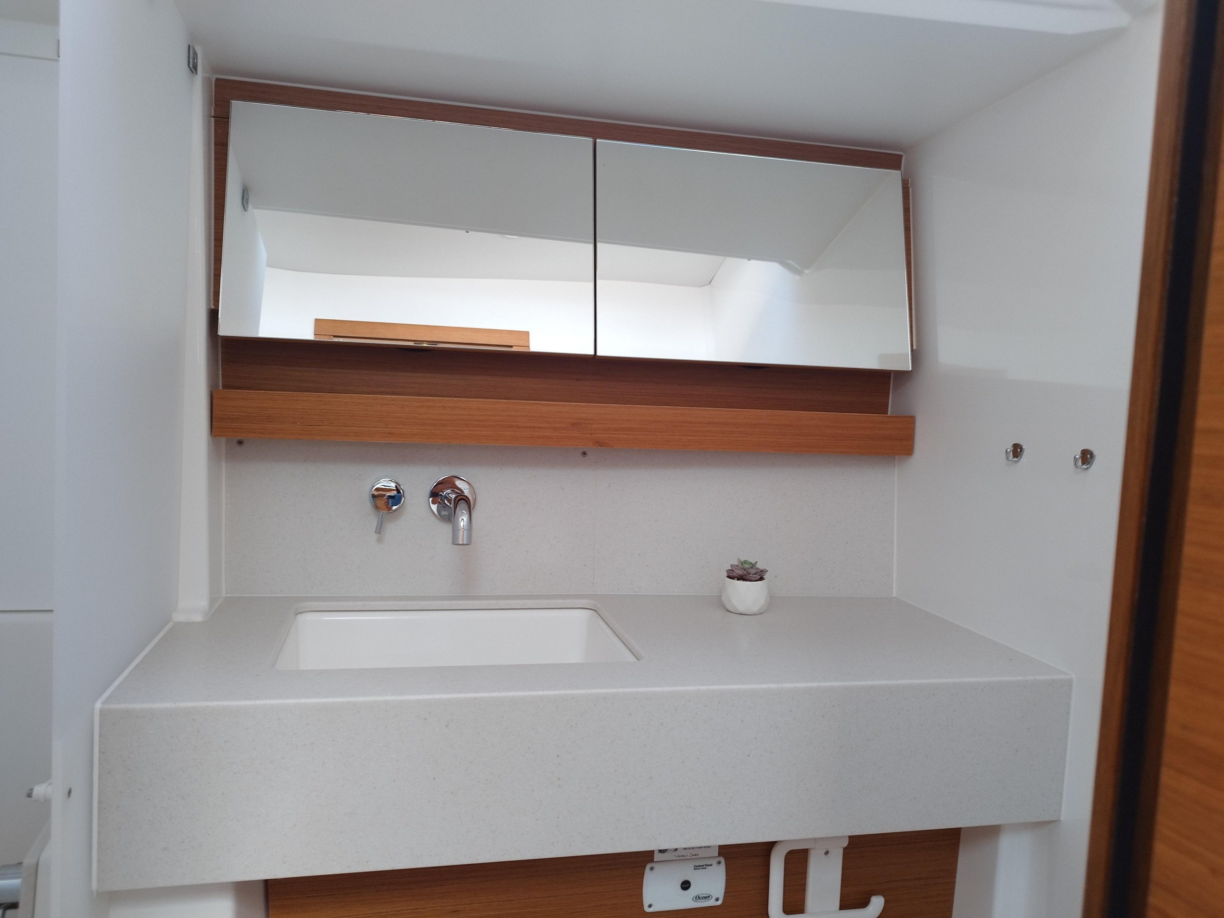 Dufour 430 - 3 cab. — photo 23